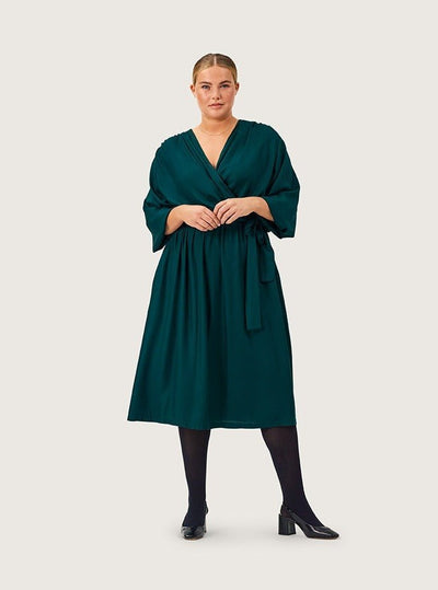 Athena plus size klänning i grön twill viskos